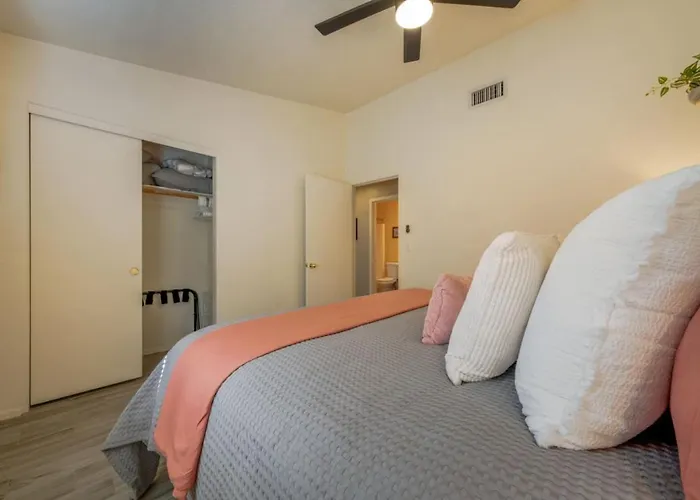 Silverbell, 3 Bedroom And 2 Ba, Garage, Fenced, Quiet Holiday home Tucson